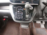 シフトレバーがステアリングに近く運転しやすく、足元もスッキリします