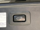 【パワーバックドア】スマートキーや運転席のボタンを押すだけでリアゲートが自動で開閉します!荷物を持っている時や、高い位置にあるバックドアを閉める際に便利な機能です♪