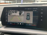 【全周囲カメラ】全周囲カメラ装備車両で御座いますので、狭い駐車スペースでもお車の全体図が確認でき、障害物との接触を未然に防ぐことが可能です。