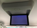 【フリップダウンモニター】大画面モニターで後席でもエンタメをお楽しみいただけます。小さなお子様にも大人気の装備です♪