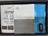 スマートキーは鍵をバッグに入れたままでもドアロックの開閉やエンジンのON・OFFができます。夜間や雨の日も鍵を探さなくて良いので便利です。