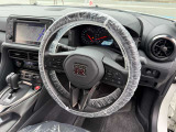GT-Rエンブレム付き本革巻きスポーツステアリング・パドルシフト・ステアリングリモコン。
