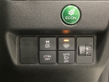 ハンドルの右側にはヘッドライトレベライザーと安全装備の、CTBA(シティブレーキアシストシステム)とVSAの解除スイッチなどがついています。燃費に役立つECONボタンもここです。