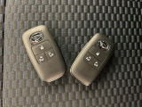 スマートキー機能を有しています!ドアロックの開閉やエンジン始動時にキーをポケットやカバンなどに携帯していればキーを挿さなくてもそのまま手ぶらで可能です!!