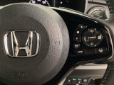 ハンドルにHondaセンシング系のクルーズコントロールやレーンキープアシストなどのスイッチが装備されています。ハンドルから手を離さず安全に操作できます。