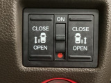 【両側パワースライドドア】両側がパワースライドドアになっており、運転席のスイッチやスマートキーでも開閉が可能です!開口部も広いので乗り降りも楽々♪