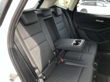 後席も使用感はさほど感じず、運転席・助手席同様に清潔感があります。後席シートもしっかりと作り込まれていますので、座り心地も悪くありません。是非、実車にてご確認下さい。