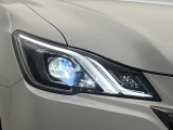 【LEDヘッドライト】悪天候や夜間走行時も良好な視界を確保し安心して運転できる高輝度LEDヘッドライトを装備!点灯速度が早く、消費電力も抑えられています。