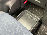助手席シートの下に、便利な前後スライド式のアンダーボックスを装備。運転用の替え靴や、車内に常備したいこども用品、着がえた服などを収納できます