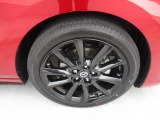 18インチ純正アルミホイールを装備。タイヤサイズは215/45R18となります。