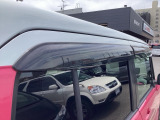人気の用品、ドアバイザーが装着されております。雨の日でも換気が出来て本当に便利です!