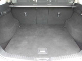 CX-5だけのリアシート4:2:4分割。真ん中を倒すことでスキー板や絨毯などの長い物を載せても、両サイドの乗員が窮屈にならなずにお座り頂けます。