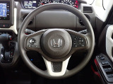 ハンドル左側にはオーディオ操作が出来るオーディオリモートコントロールスイッチ、右側にはHonda SENSINGとオートクルーズコントロールのスイッチを装備!