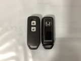 スマートキーを装備しています。鍵を差し込むことなくドアロックの開け閉めと、スタートボタン操作でのエンジンスタートができます。スペアキーも同じものを用意しております。