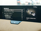 こちらのお車には先進安全装備が多数搭載されています。衝突被害を回避あるいは軽減するためのブレーキや、後方死角からの接近警報、車線逸脱を防止する警報装置など、詳しくはスタッフまでお尋ねください。