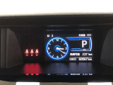 マルチインフォメーションディスプレイには、クルマの様々な情報を表示します。運転席から見やすい、インパネ中央部に配置されているので、運転中の視線異動が少なく快適です!