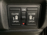リアドアは乗り降りに便利な両側電動スライドドアです。また運転席に座っていながらスイッチ操作で自在にスライドドアを開け閉めできます。