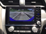 【バックカメラ】運転が苦手な方も車庫入れラクラクです!ギアをリバースに入れれば自動的に切り換わりますので、面倒な操作は不要です♪狭い駐車場もお車を傷つけず安心ですね!