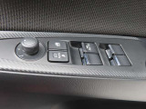 運転席のパワーウインドースイッチ部です。よく触れる場所だからこそ、使用状態があらわれますよね。ぜひこうした所もチェックしてください。