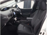 高いホールド性で運転姿勢が安定します。長距離ドライブでも疲れにくいのが魅力です。快適なドライビングライフをお送りください♪