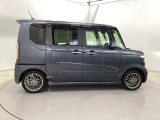 限られたスペースでも、スライドドアなら開閉がスムーズ!隣の車や壁にぶつかる心配がありません。