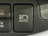 【アダプティブハイビーム】遠くまで明るく照らすハイビームを先行車や対向車に照射しない様、自動で調整!毎回手動で切り替える必要がなく、夜間走行時のストレスも軽減。安全性向上にも寄与します。