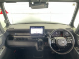 水平基調でスッキリとしたフロントビュー。広く見渡せて運転に安心をもたらします