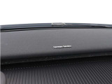 【harman/kardon】5つのスピーカーを内蔵したサウンドバーにより、ドライバーを包み込む音場を実現しました。また、洗練されたミニマルデザインは、キャビンをスタイリッシュに彩ります。