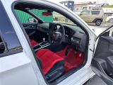 【運転席】座り心地が良いシートなので長時間の運転でも快適にお過ごしいただけます。新品のフロアマットのご注文も可能です。掲載箇所以外にご希望の写真がございましたらお気軽にお問い合わせ下さい。