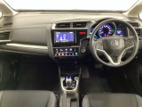 車内は光触媒抗菌消臭施工済です。スタイリッシュなデザインでスポーティなインパネ周りを演出します。グローブボックスやカップホルダーのほかにトレーなどたくさんの収納スペースが付いています。