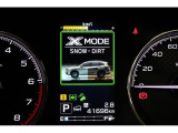 X-MODEは路面に応じてモードを選択するだけで4輪の駆動力やブレーキなどを最適にコントロール。悪路からのスムーズな脱出をサポートします。