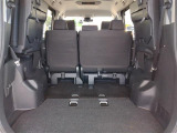 ◇シートアレンジ◇ワンタッチでシートの跳ね上げ可能です☆乗せる人数、荷物によってシートをアレンジすれば、ダンボールなどの大きい荷物や、釣り具などの長尺物も載せられそうですね!