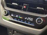 【オートエアコン】一度お好みの温度に設定すれば、車内の温度を検知し風量や温度を自動で調整。暑い&hellip;寒い&hellip;と何度もスイッチ操作をする必要はありません。快適な車内空間には必須の機能ですね♪