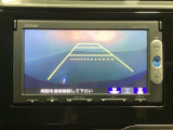 バックでの車庫入れも安心です! リアカメラが付いているバックモニター付のナビを装備しております。操作線もついており距離感も画面から確認できます。