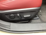 運転席には10wayパワーシートを装備。シート位置を記憶するメモリー機能付きなのでご夫婦で2名分セットすると便利です♪