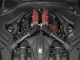 3.9L V8ツインターボエンジンをフロントミッドシップに搭載し、620cvのゆとりあるパワーと滑らかな加速を提供します。