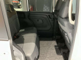 後部座席はベンチシートで大人の方でもゆったり乗れるスペースを確保♪スライドドアなので両側に車が止まっていても大きく開いて乗り降りのしやすいのが嬉しいですよね!