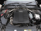 120kW(163ps/380Nm) の2.0 TDI エンジンを採用。ベルト駆動式オルタネータースターター(BAS)と12Vリチウムイオンバッテリーを用いたマイルドハイブリッドドライブシステムを組み合わせ、高効率と快適な走行を実現