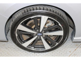 225/40R18タイヤ+純正18インチアルミホイール(アルミ切削光輝&ダークメタリック塗装)。