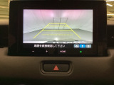 バックでの車庫入れも安心です! リアカメラが付いているバックモニター付のディスプレイオーディオを装備しております。操作線もついており距離感も画面から確認できます。