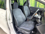 運転席まわりには十分なスペースがあり、大柄な方でもゆったり運転していただける環境です。