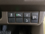 ハンドルの右側にはヘットライトリベライザーとHondaセンシング用のメインスイッチがついています。ヘッドライトリベライザーは道路状況や積荷の加重に応じてライトの高さを調節できます。
