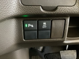 VSA装備車です。VSAはドライバーの操作と車の動きを見守っています。もし車の挙動が乱れたとき、4輪別々にブレーキをかけたり、エンジンパワーをしぼることによって車を安定させます。