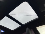 【パノラマルーフ】大型のガラスルーフ搭載で車内の解放感が一気にアップ!開放的なドライブをお楽しみいただけます。