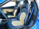 こちらは左ハンドルのお車でございます。内装色はBlu Medioを選択しております。