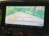 【バックカメラ】駐車時に後方がリアルタイム映像で確認できます。大型商業施設や立体駐車場での駐車時や、夜間のバック時に大活躍!運転スキルに関わらず、今や必須となった装備のひとつです!