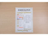 【車両検査証明書】店頭にて、クルマの状態が一目で分かる査証明書を公開中。トヨタ認定検査員が厳しく検査し、状態を点数と図解で表示しています。修復歴はもちろん、傷やヘコミの箇所や程度がご確認いただけます。