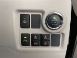 スマートキーを携帯していればキーを取り出さずにドアを施錠&解錠。クルマの始動も可能です。