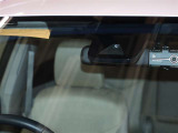 【プリクラッシュセーフティシステム】ミリ波レーダーと単眼カメラを併用したセンサーで前方の車両と昼歩行者を検知し、それに基づく統合的な制御により、事故の回避や衝突被害の軽減を支援します。