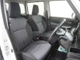 運転席のスペースはゆったりしていて、視界も広く確保されているので普段の運転からロングドライブまで快適です。